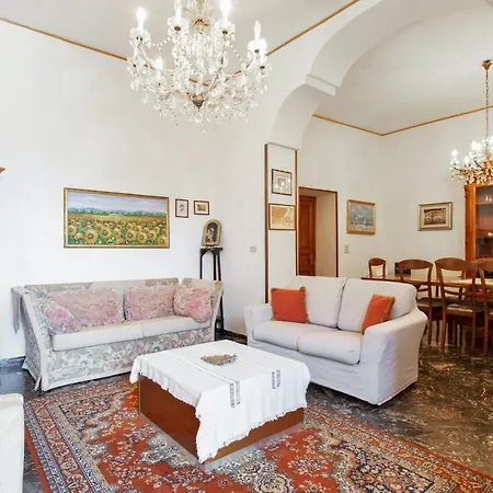 Apartment Spacious In With Mountain View.