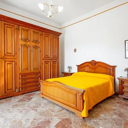 Spacious In With Mountain View. Apartment