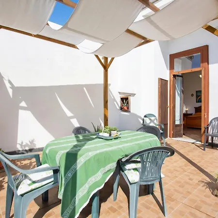Spacious In With Mountain View. Apartment