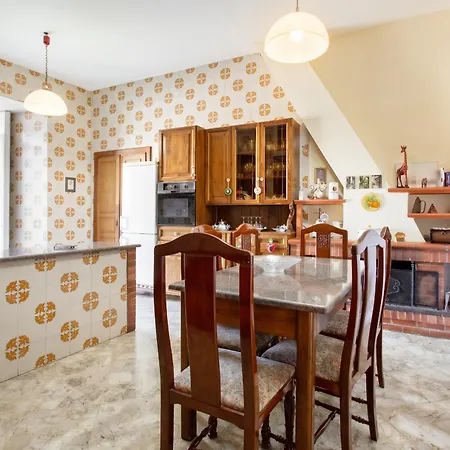 Spacious In With Mountain View. Apartment
